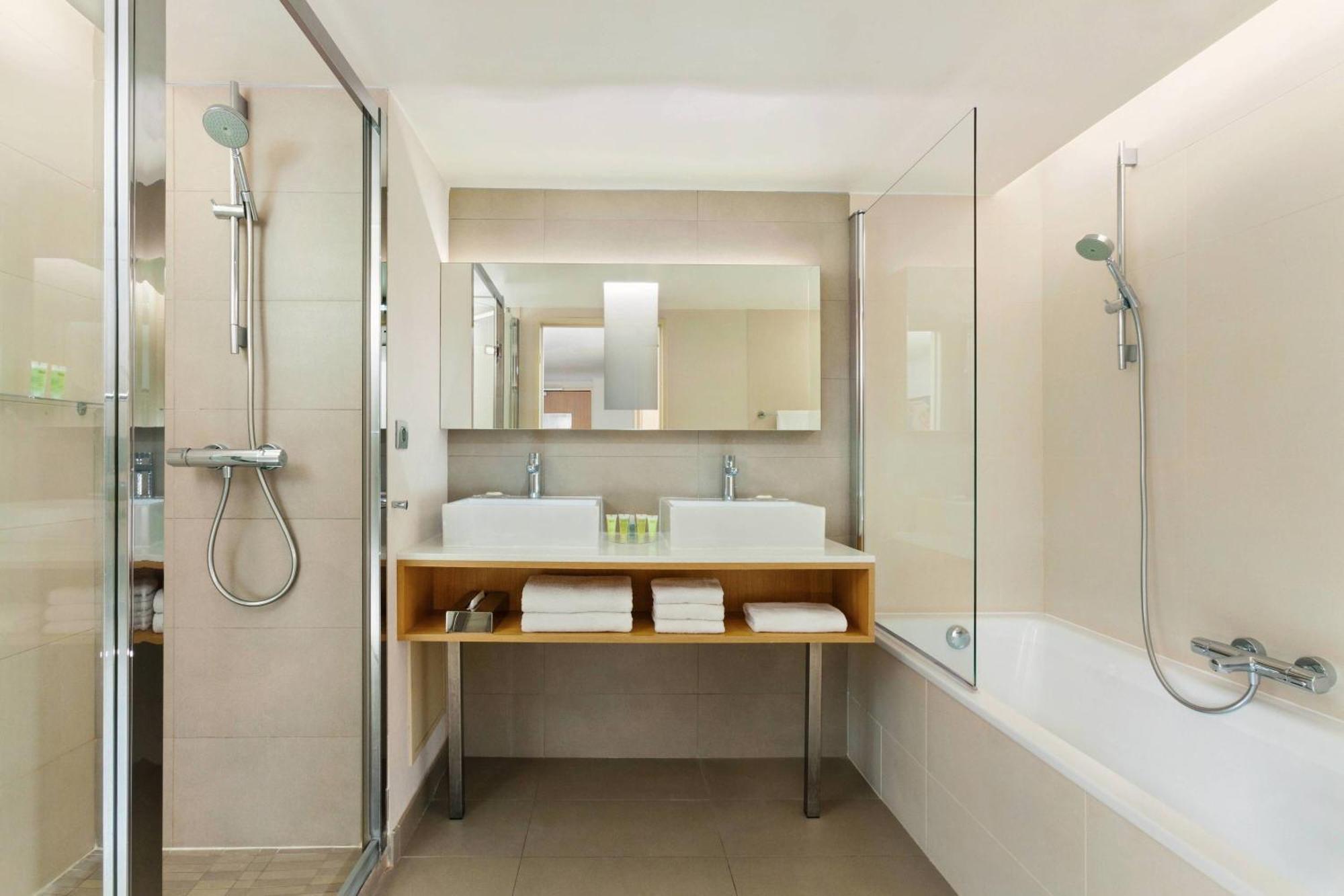 Courtyard By Marriott Montpellier Ξενοδοχείο Εξωτερικό φωτογραφία